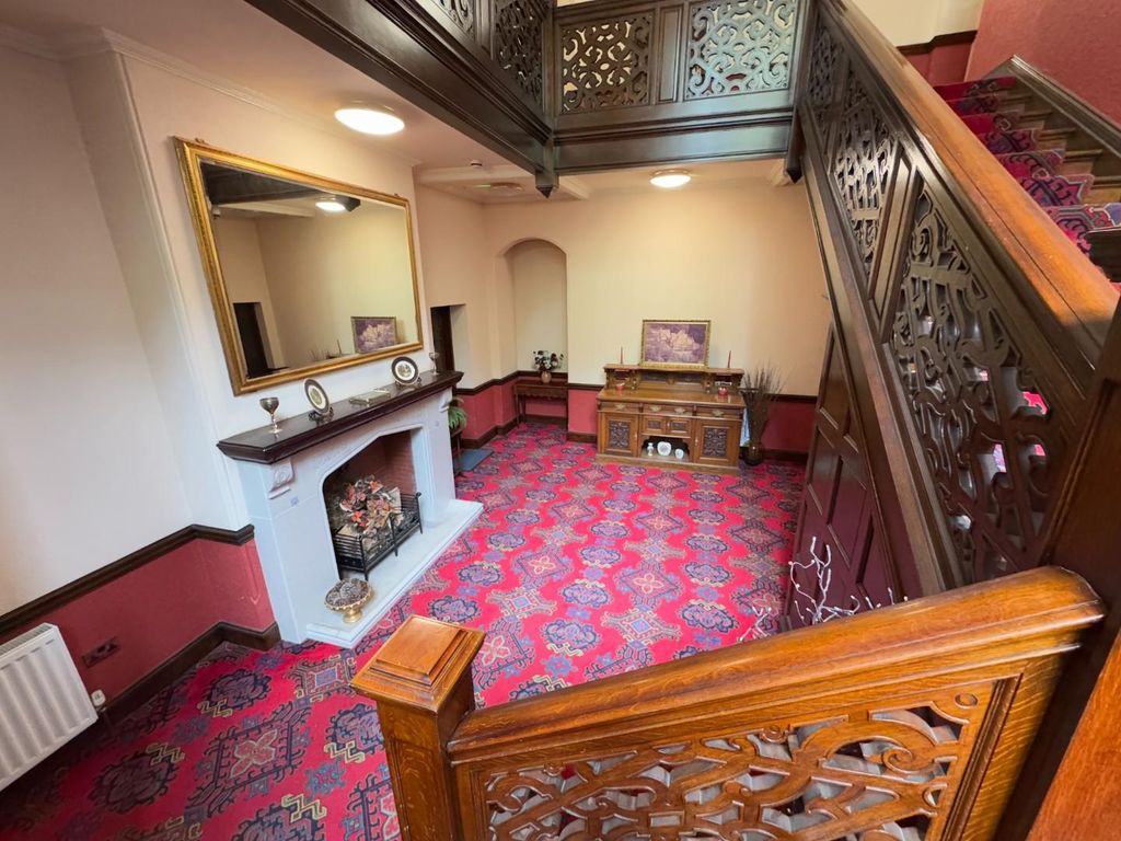 Property photo 2 of 28 Communal Entrance