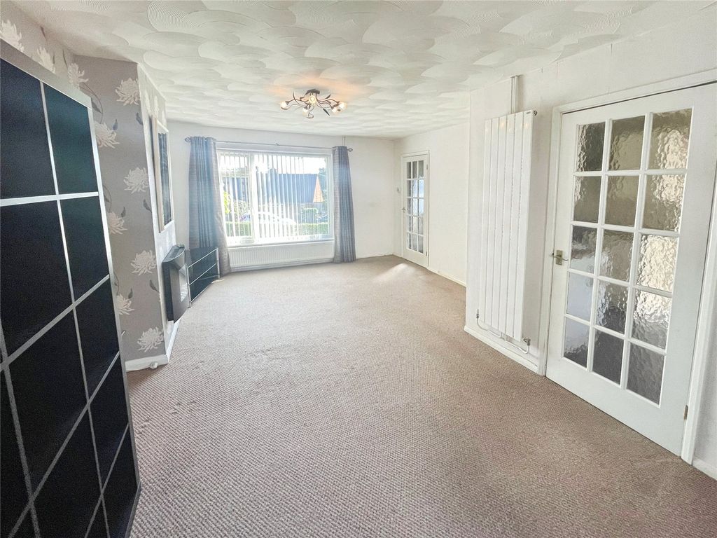 Property photo 3 of 19 Lounge