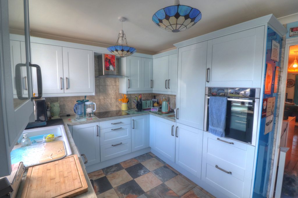 Property photo 2 of 17 Kitchen
