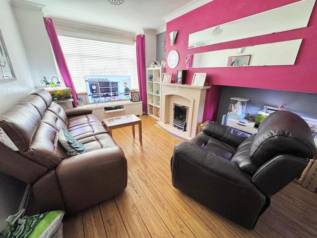 Property photo 3 of 16 Lounge