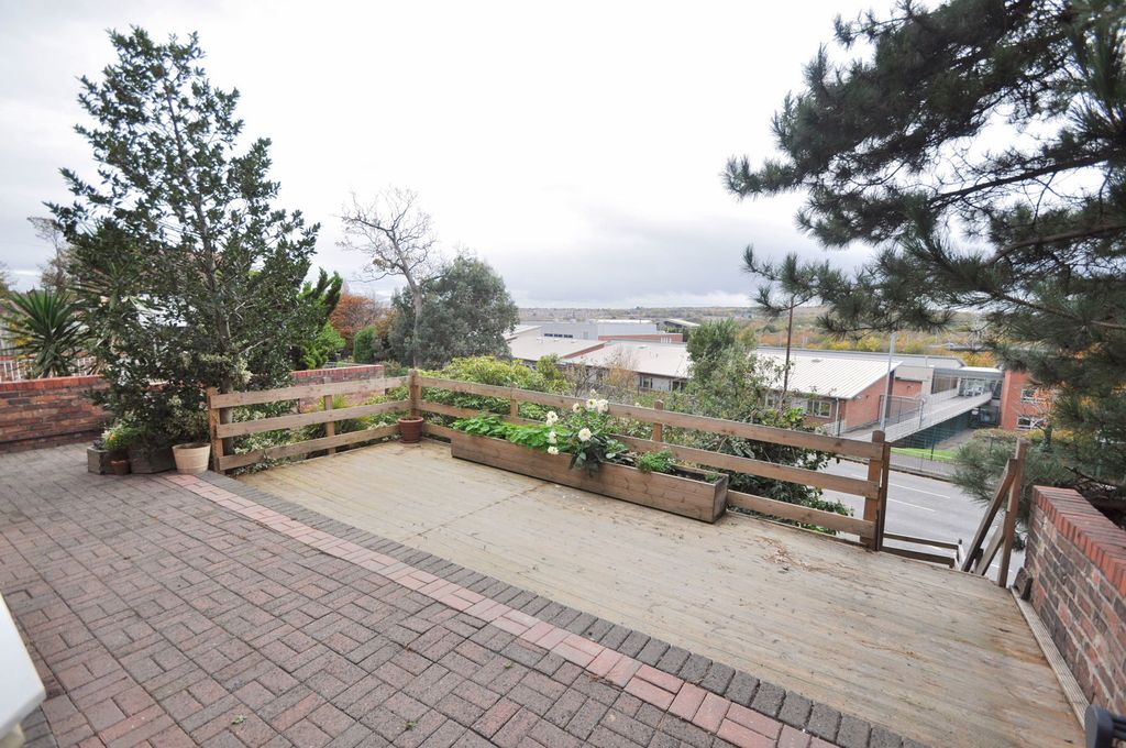 Property photo 2 of 27