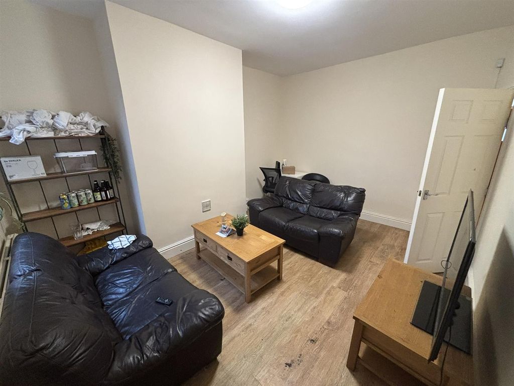 Property photo 3 of 19 Lounge