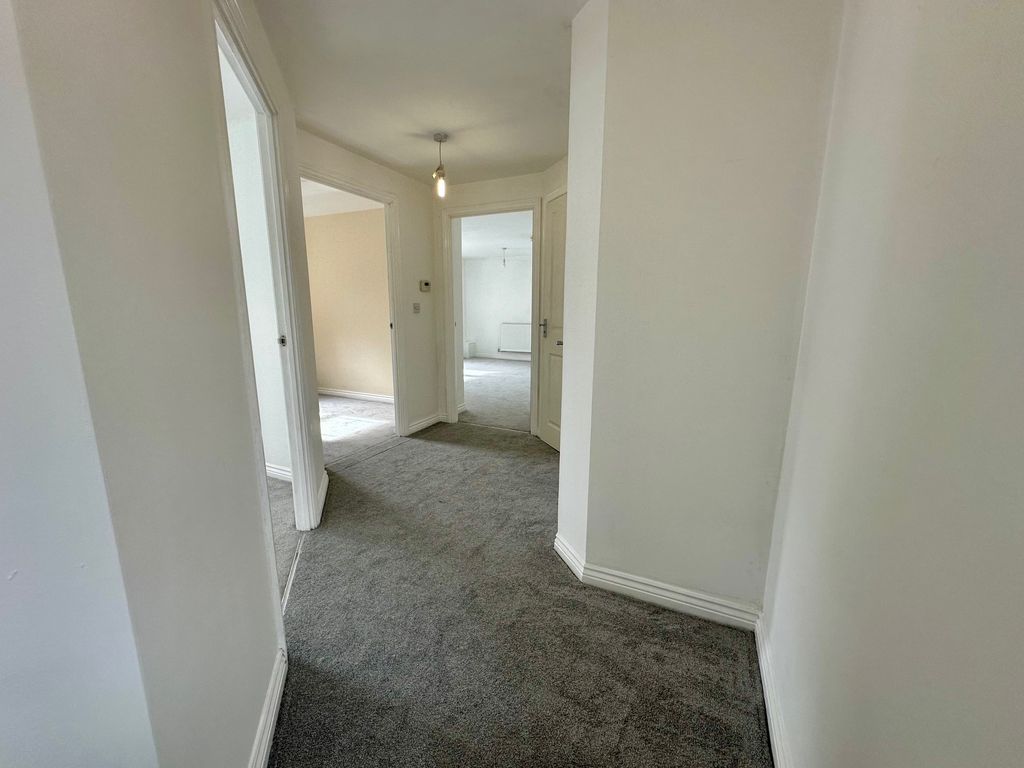 Property photo 3 of 11 Hallway