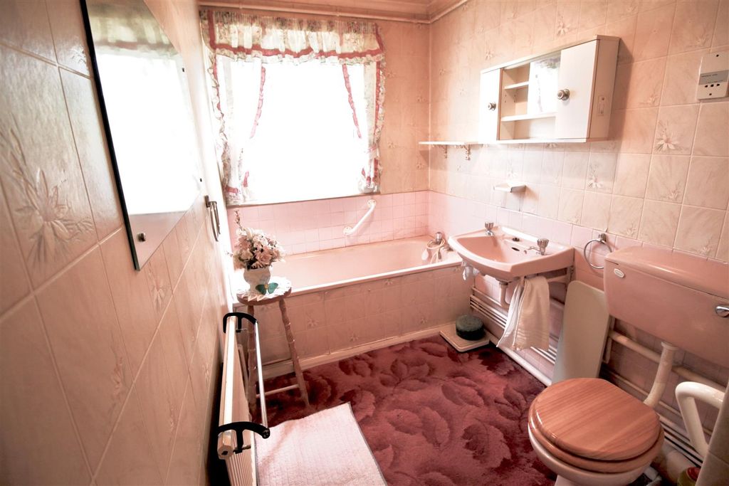 Property photo 2 of 6 Bathroom