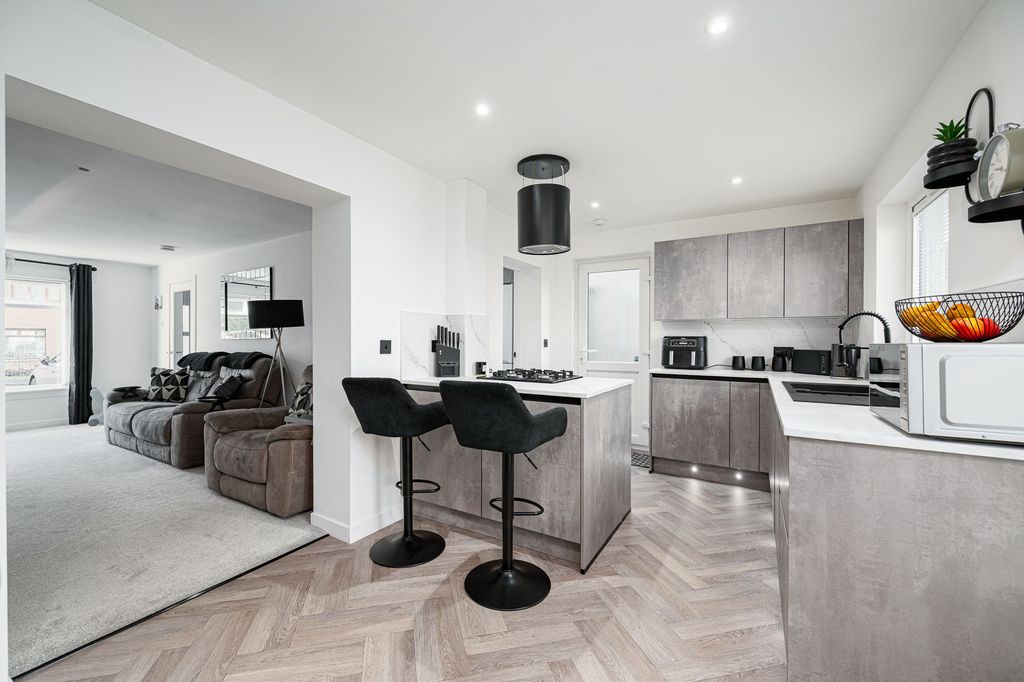 Property photo 2 of 17 Kitchen/Lounge