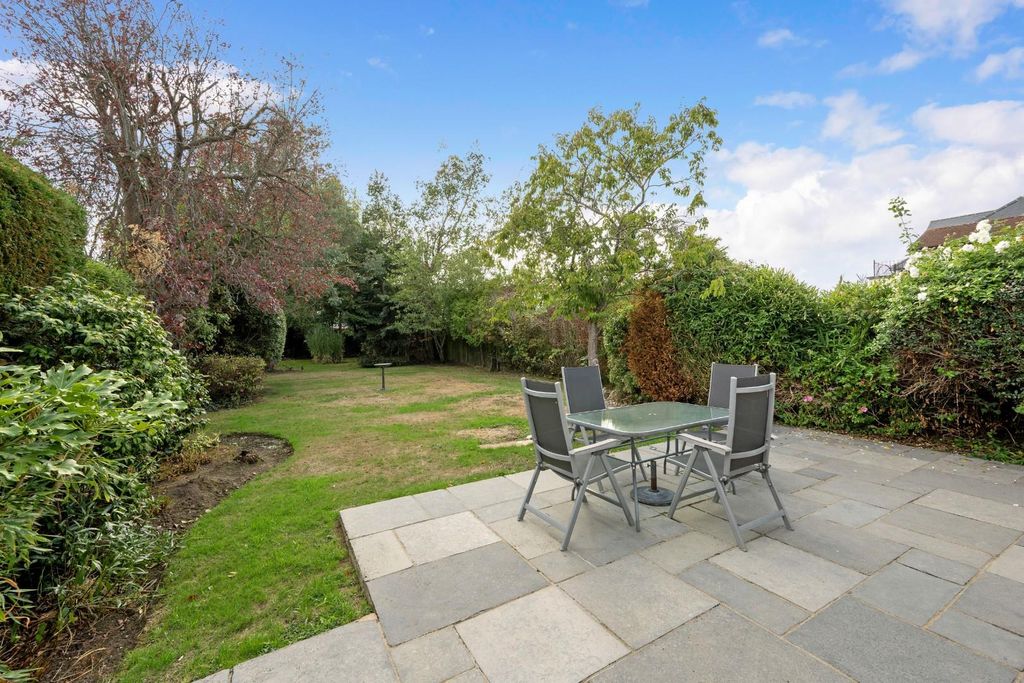 Property photo 2 of 20 Chessington Road (17).Jpg