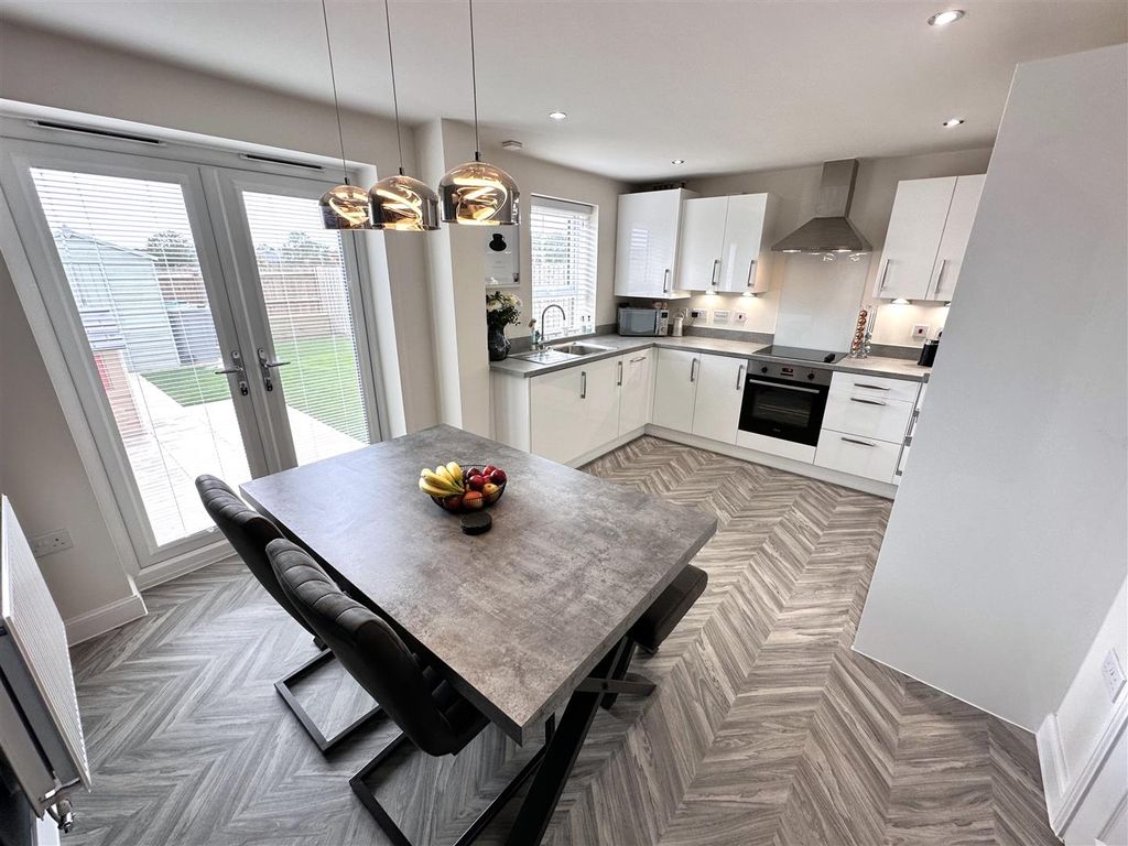 Property photo 2 of 20 Superb Dining Kitchen 409