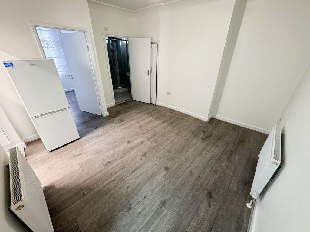 Property photo 1 of 6 Photo 5