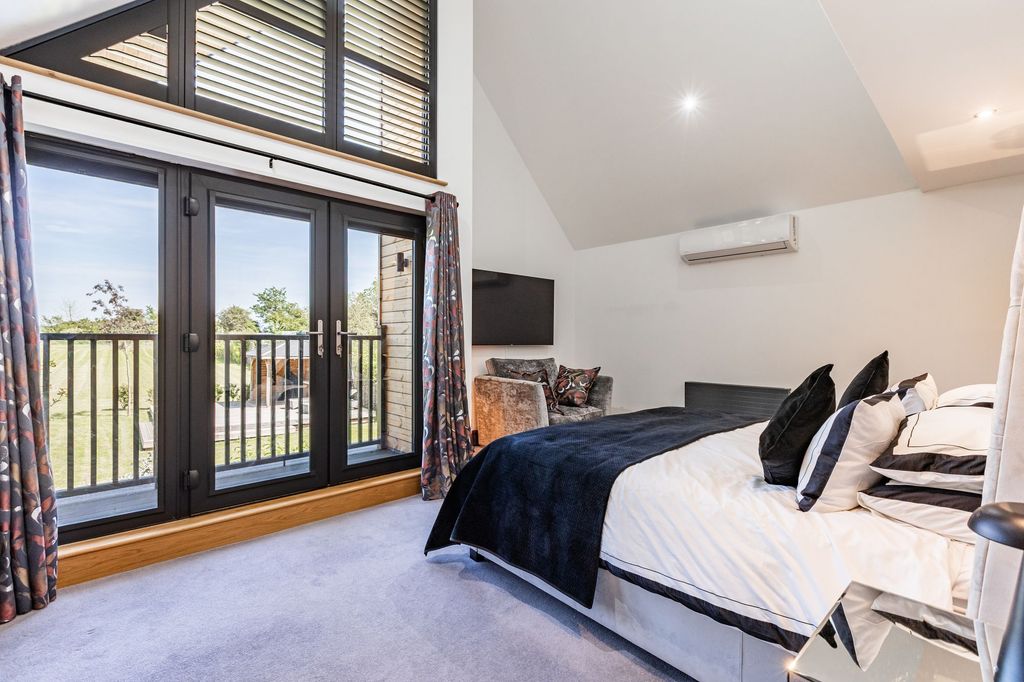 Property photo 2 of 31