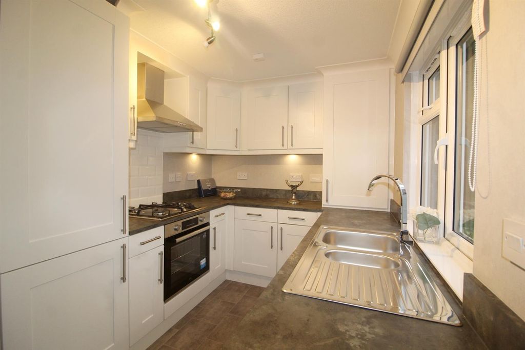 Property photo 3 of 9 Ekitchen.Jpg