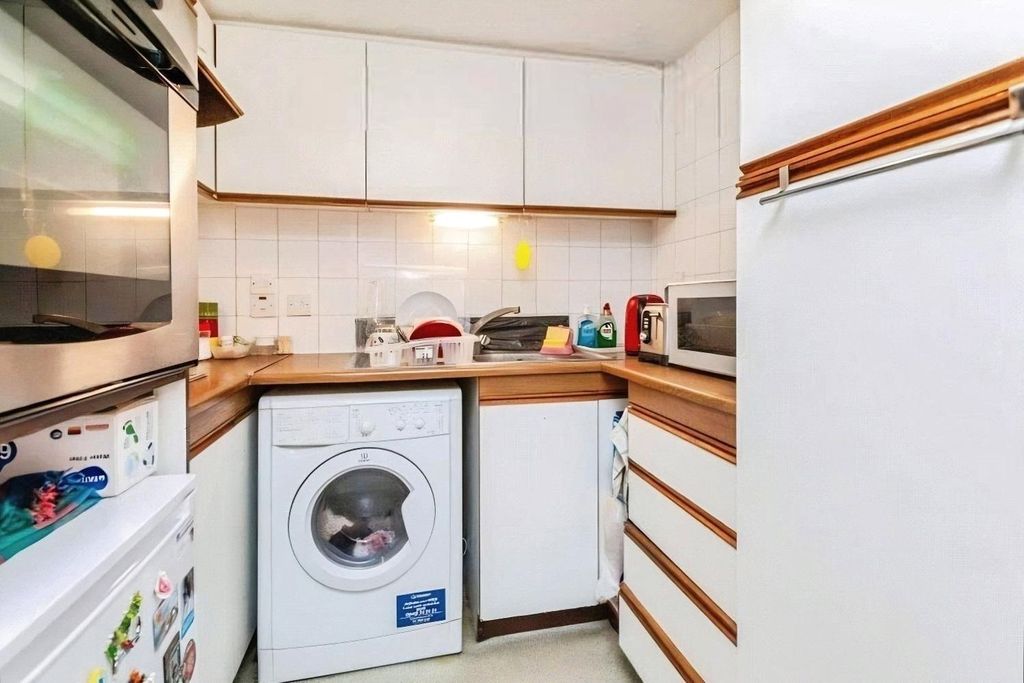 Property photo 2 of 10 Kitchen