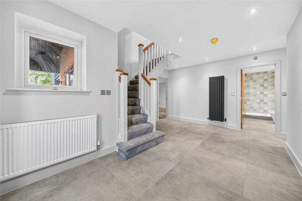 Property photo 2 of 16 Entrance Hall