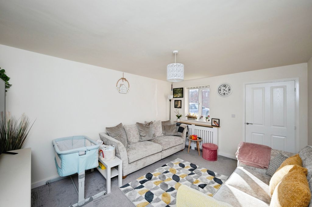 Property photo 3 of 15 Lounge