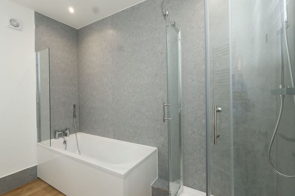 Property photo 3 of 20 Bathroom