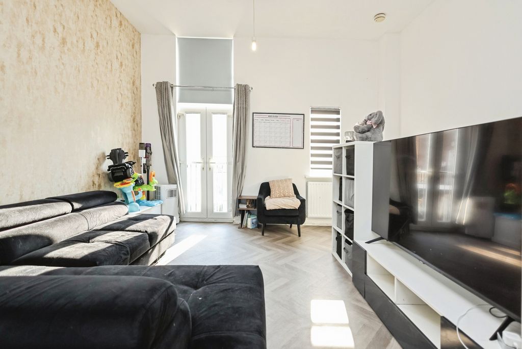 Property photo 3 of 18 Pbox-Img.Jpg
