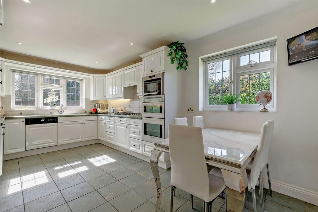 Property photo 3 of 23 8640469-Interior09-800.Jpg