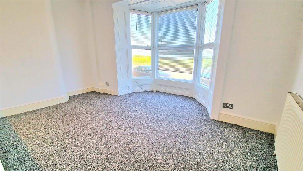 Property photo 2 of 6 Lounge