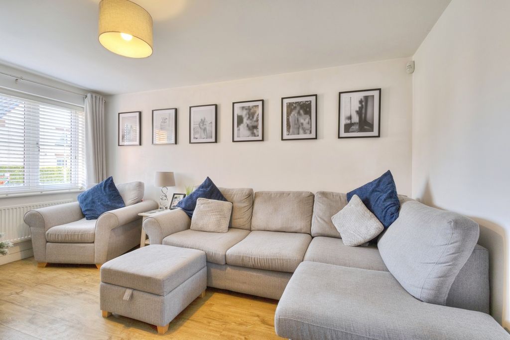 Property photo 3 of 20 Lounge