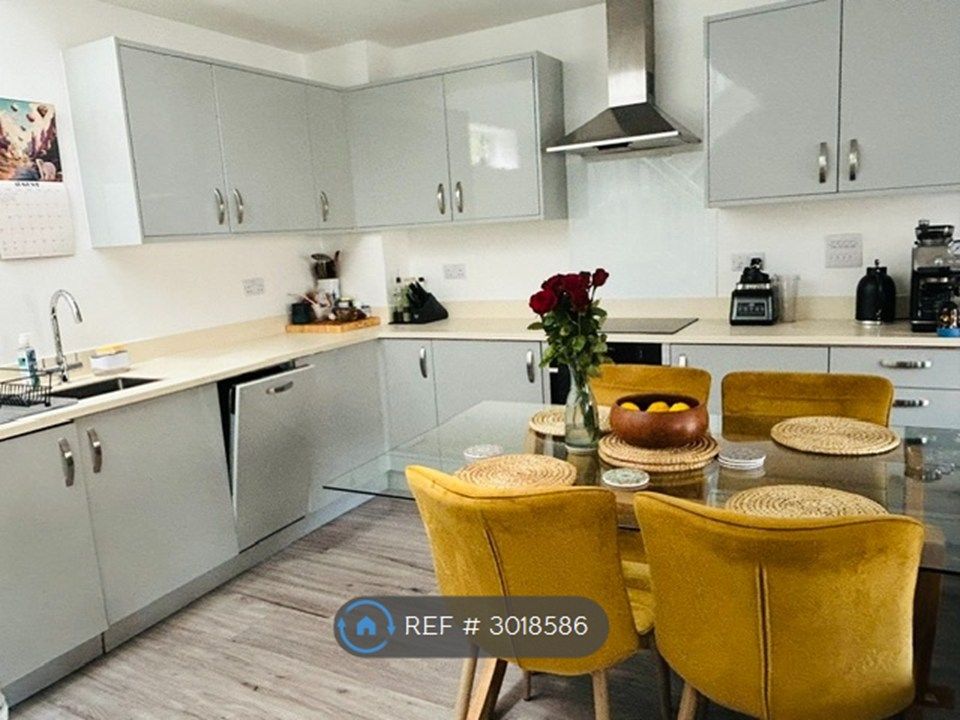 Property photo 3 of 11 Kitchen