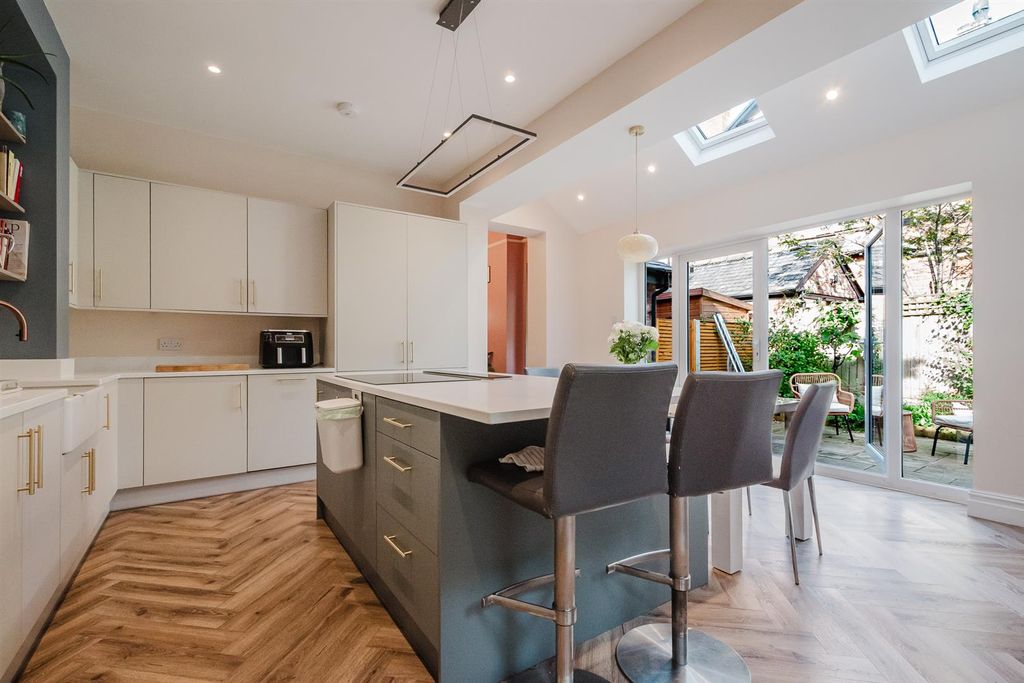 Property photo 3 of 37 Dining Kitchen