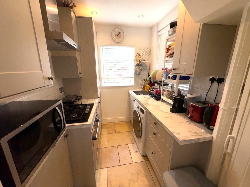 Property photo 2 of 11 90Welbeckroadkitchen