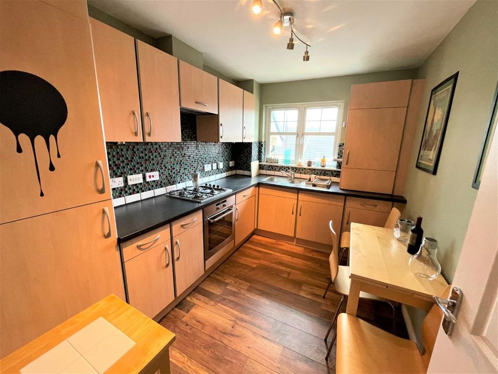 Property photo 3 of 11 Kitchen