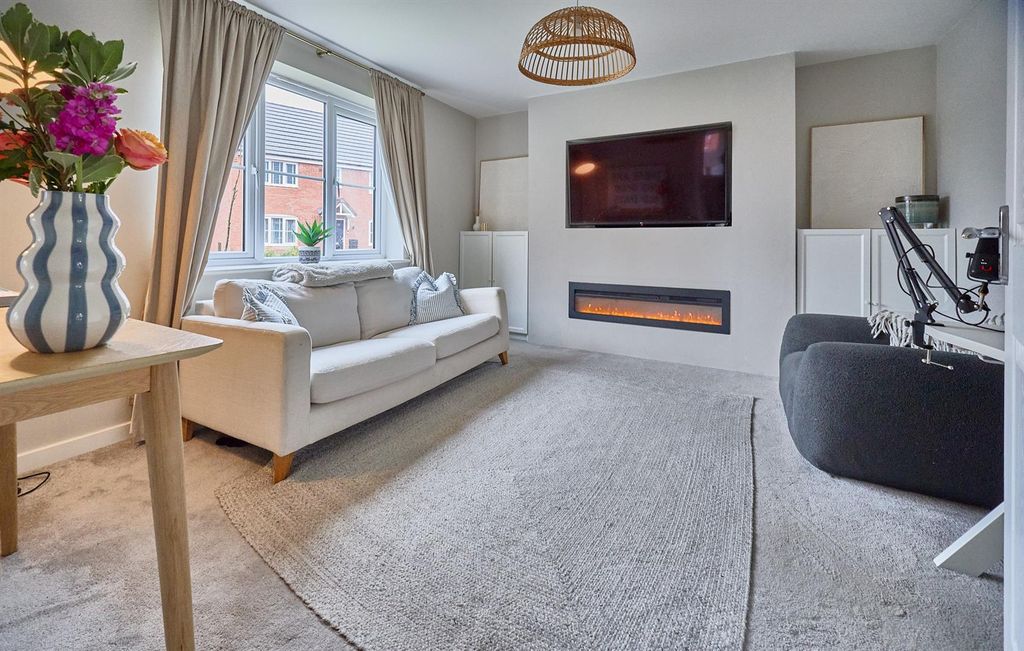 Property photo 2 of 16 Lounge To Front