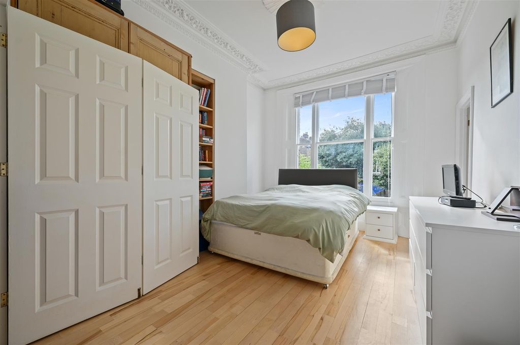 Property photo 3 of 8 Brackenbury Gardens - Bedroom