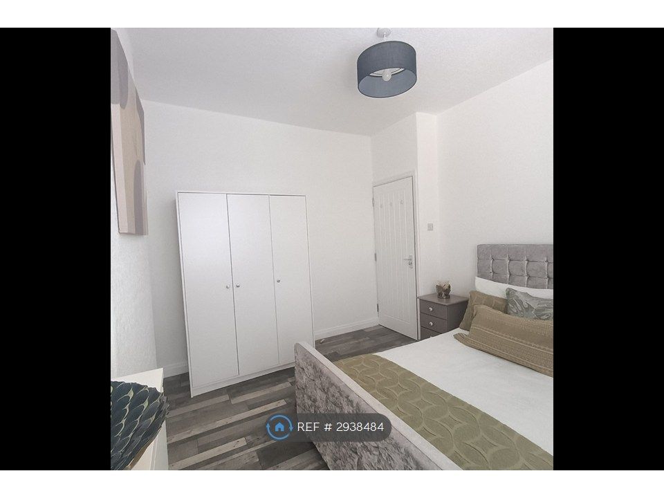 Property photo 1 of 6 Room 2 - Large Double Room