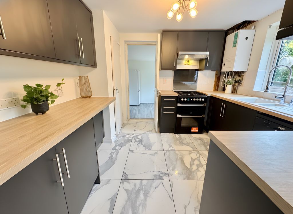 Property photo 2 of 14 3985742