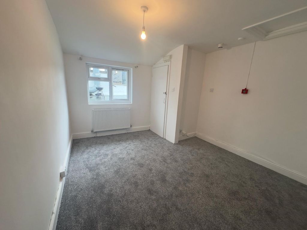 Property photo 3 of 8 Photo 6