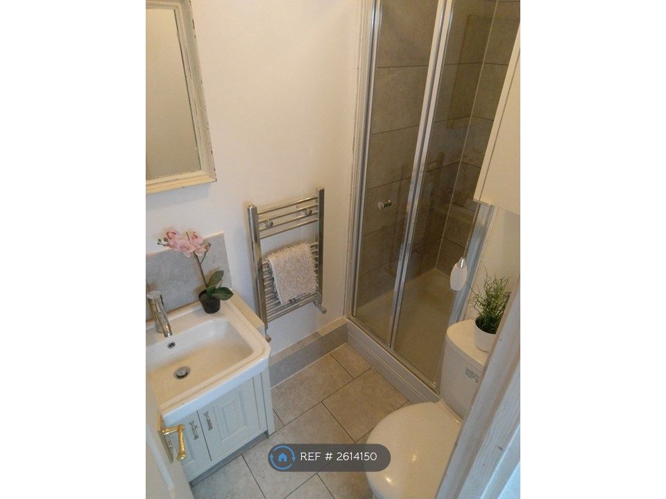 Property photo 2 of 11 Bathroom 1