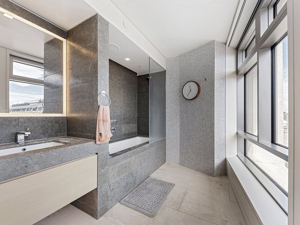 Property photo 3 of 11 Centre Point