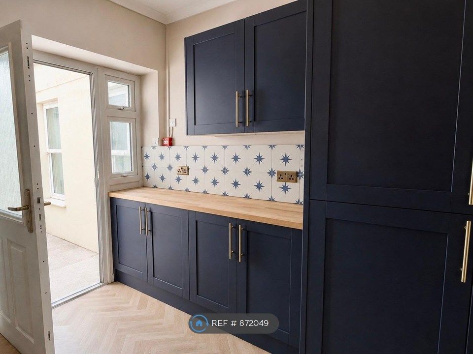 Property photo 2 of 8 Kitchen