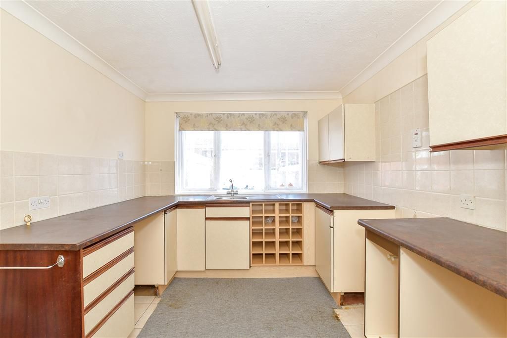 Property photo 3 of 8 Kitchen