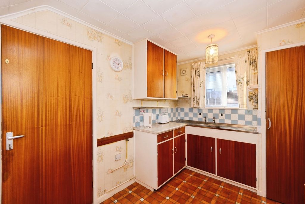 Property photo 3 of 10 Kitchen