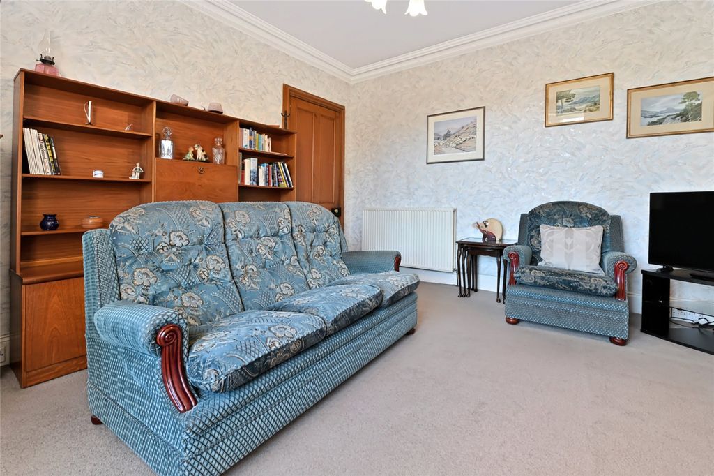 Property photo 2 of 17 Lounge