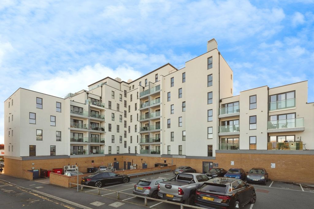 Additional image 15 of 2 bed flat for saleThe Broadway, Loughton, Essex IG10