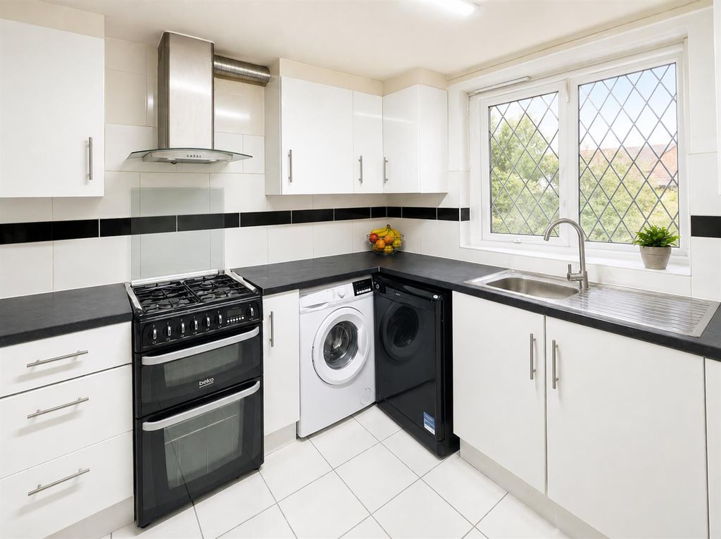 Property photo 3 of 8 Kitchen
