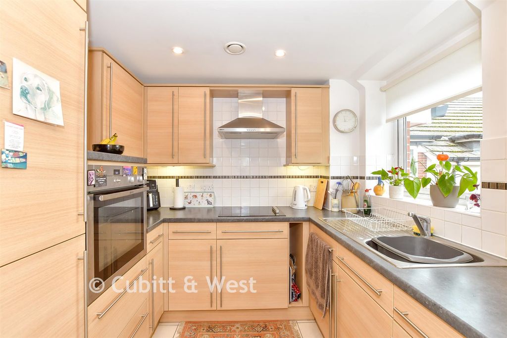 Property photo 1 of 11 Kitchen