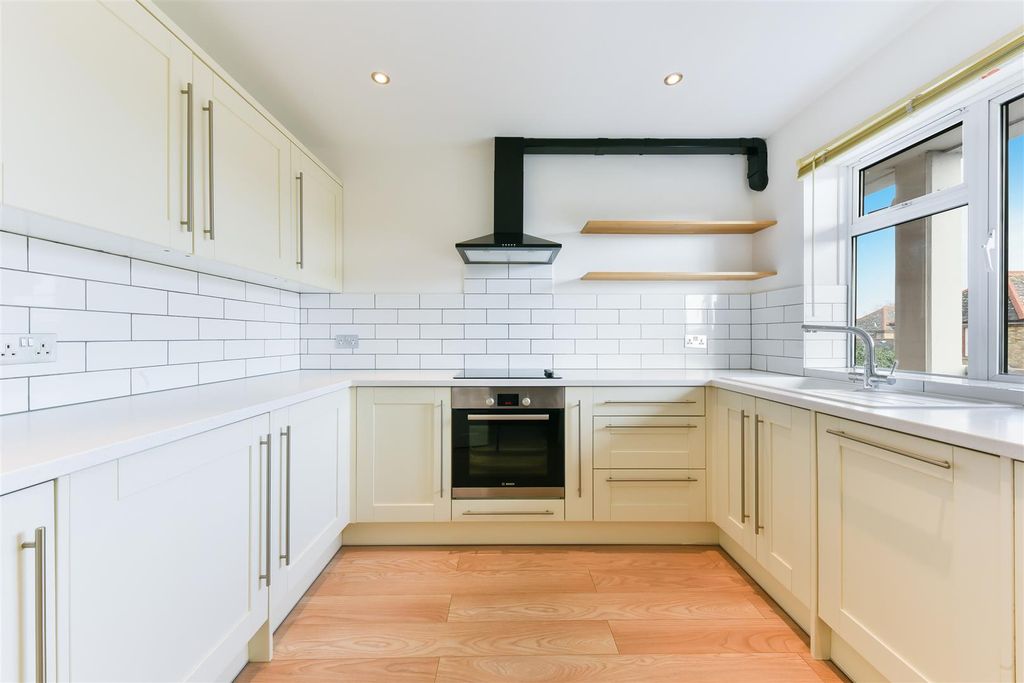 Property photo 2 of 6 Kitchen