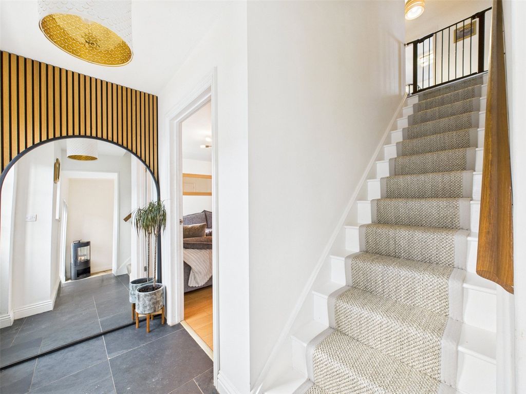 Property photo 2 of 21 Entrance Hall