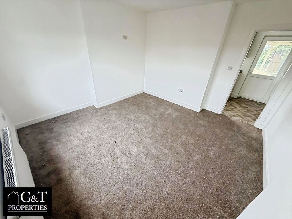 Property photo 2 of 27 Front Room