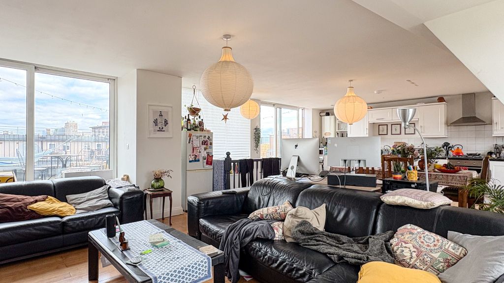 Property photo 1 of 22 Living Room