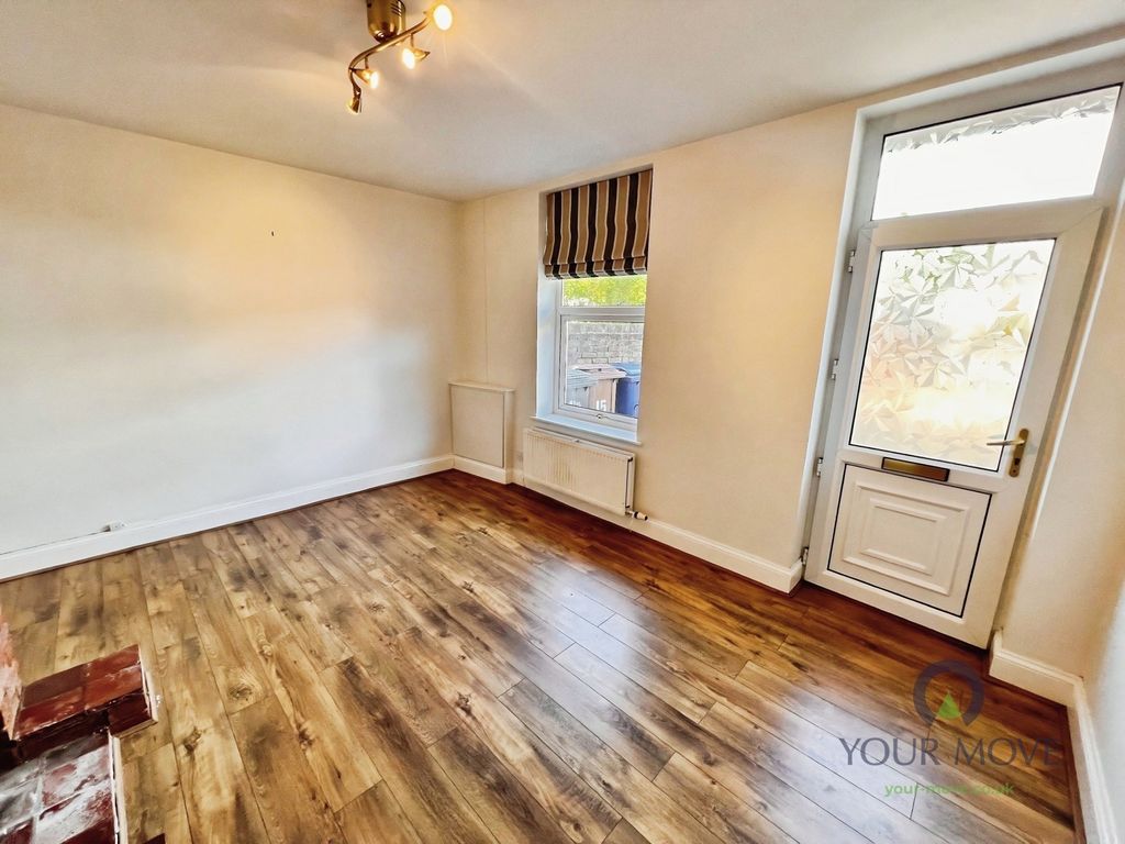 Property photo 3 of 13 Lounge