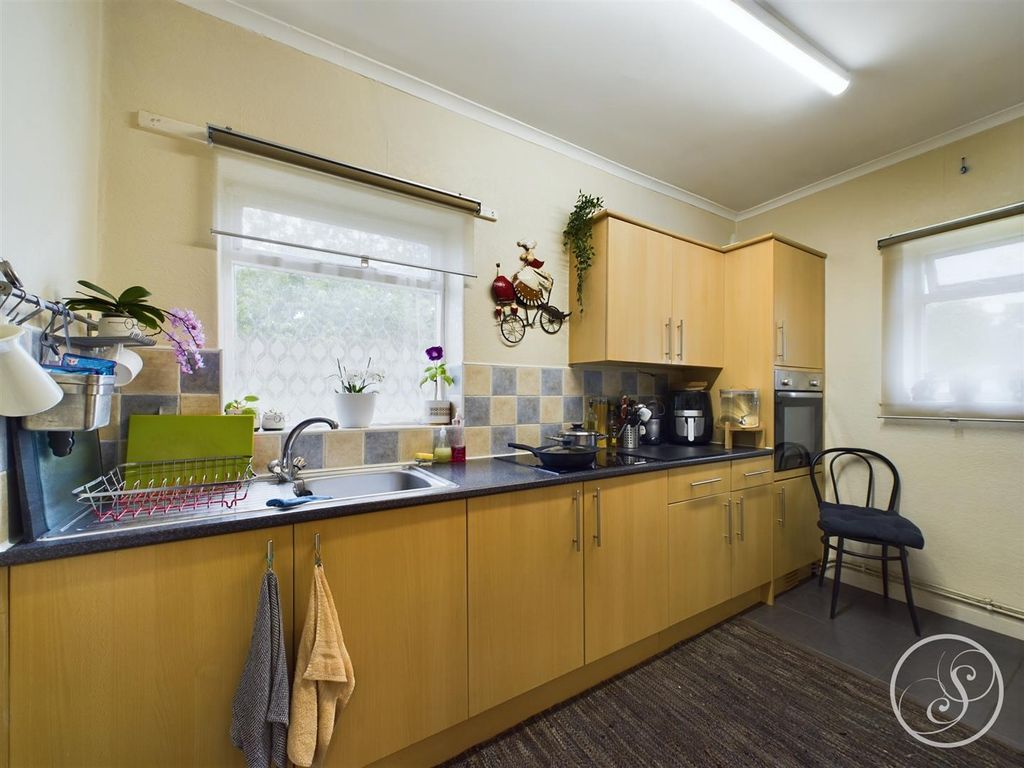 Property photo 3 of 12 Kitchen