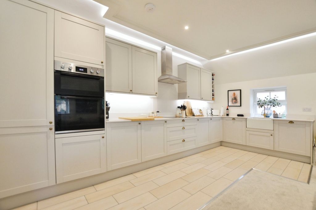 Property photo 2 of 14 Kitchen