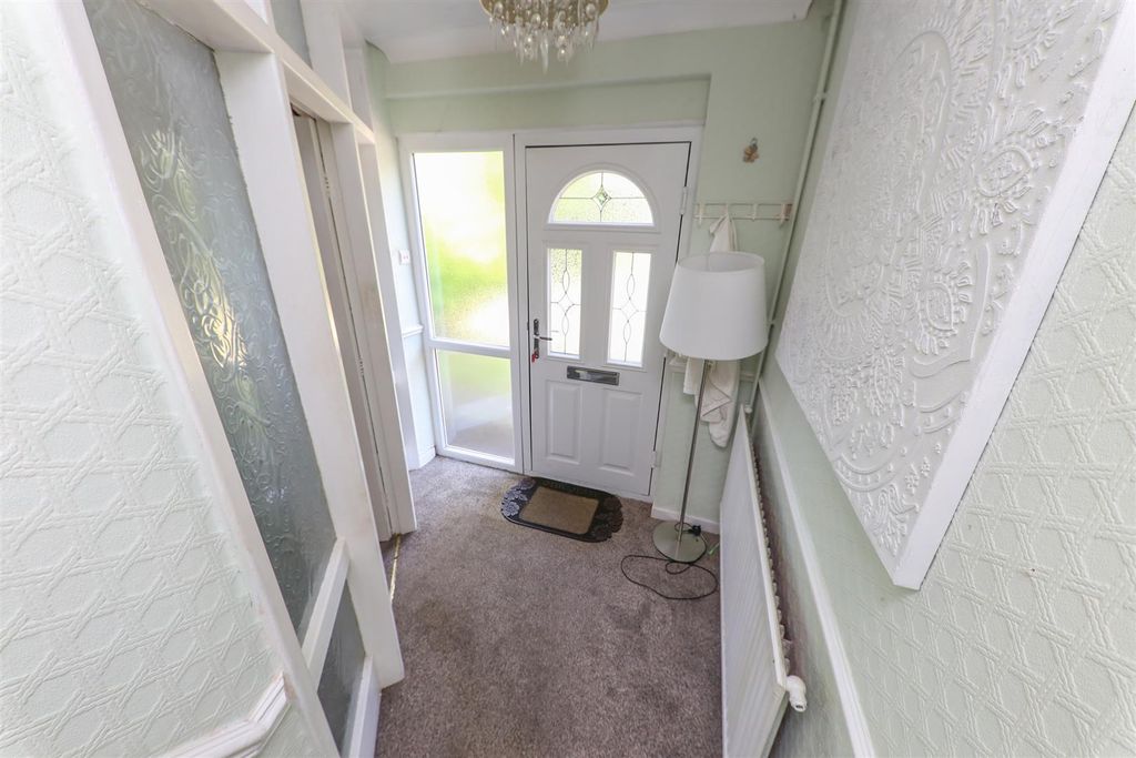 Property photo 3 of 19 Entrance Hall