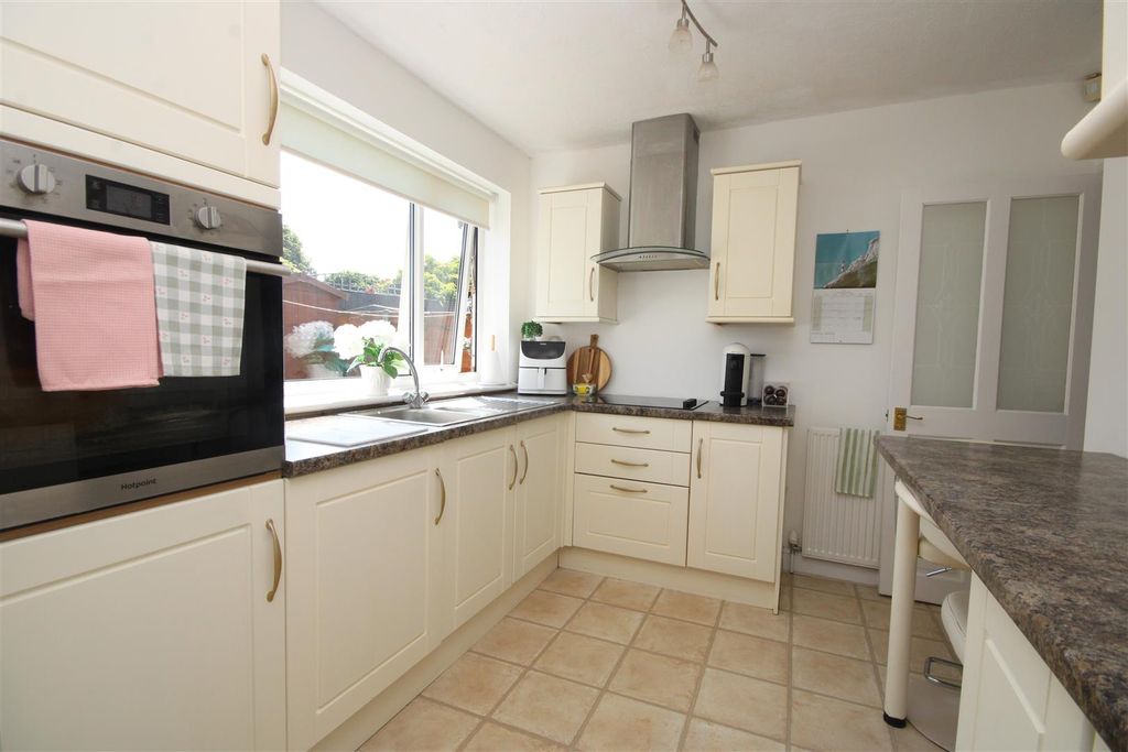 Property photo 3 of 16 Kitchen