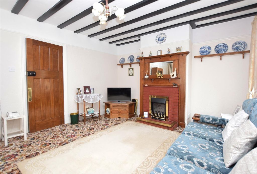 Property photo 3 of 22 Lounge V2.Jpg